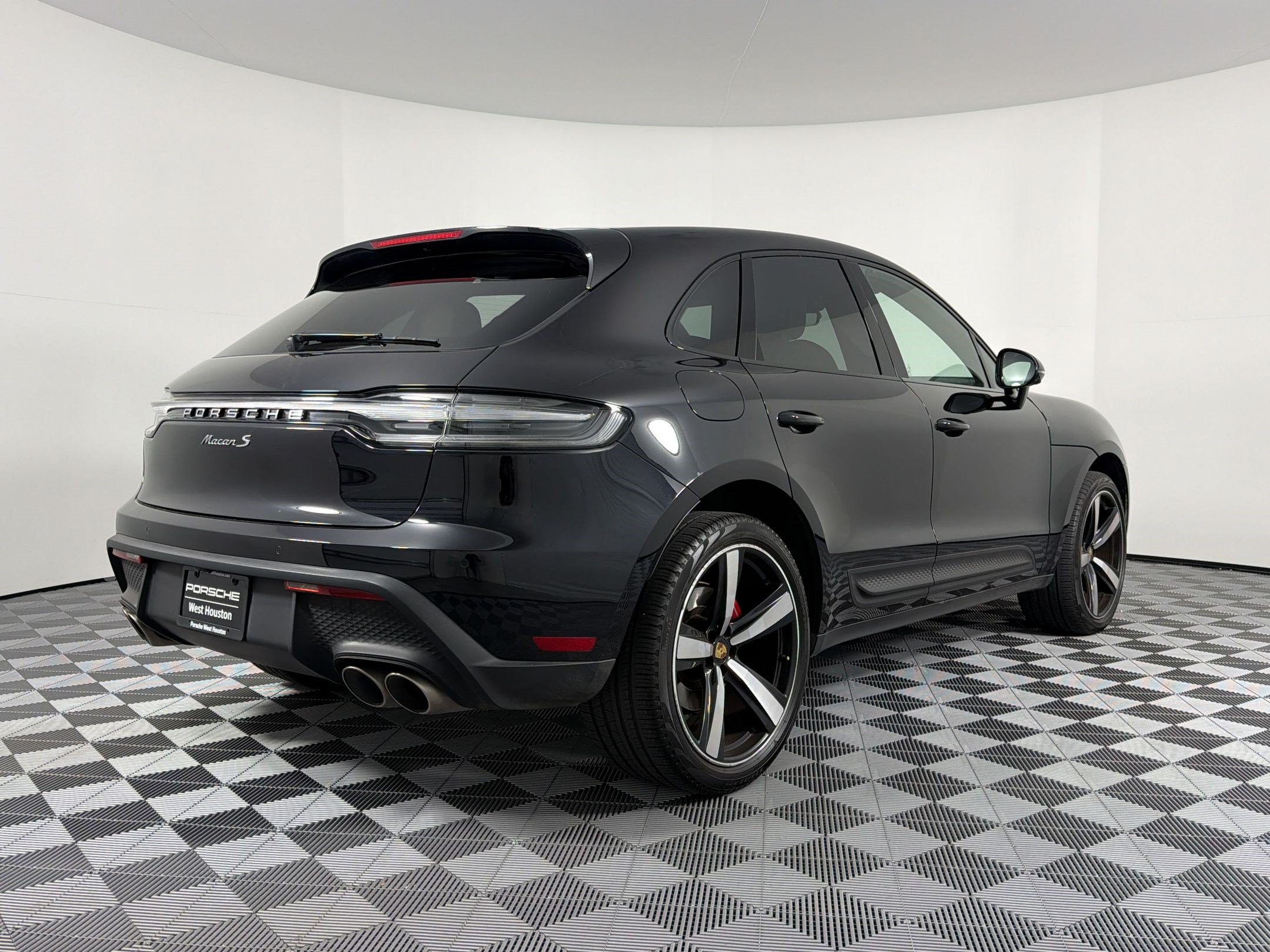 Certified 2024 Porsche Macan S AWD/4WD image 9
