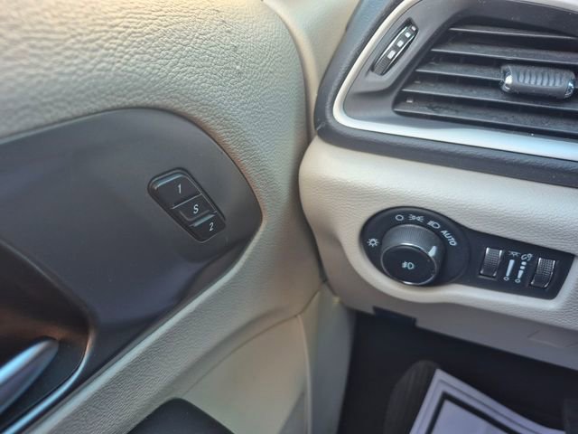 Used 2023 Chrysler Pacifica Touring-L image 25