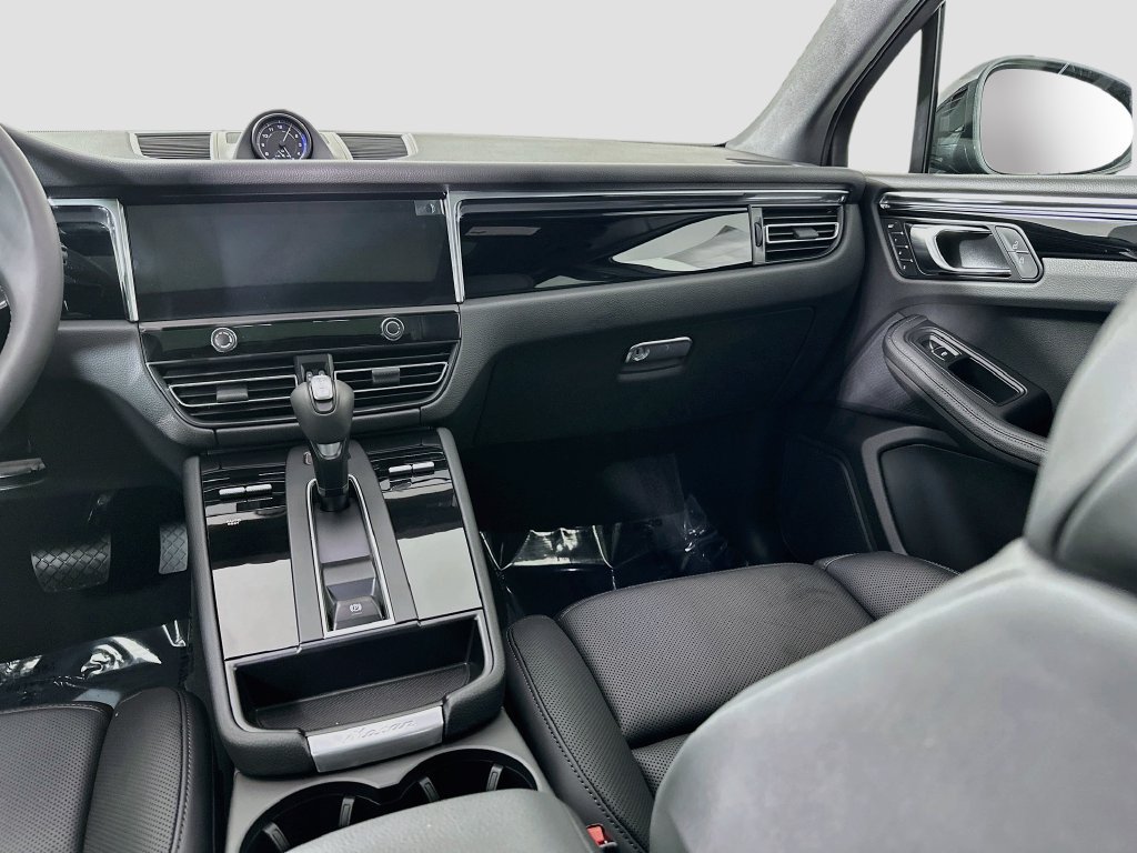 Certified 2026 Porsche Macan AWD/4WD image 26