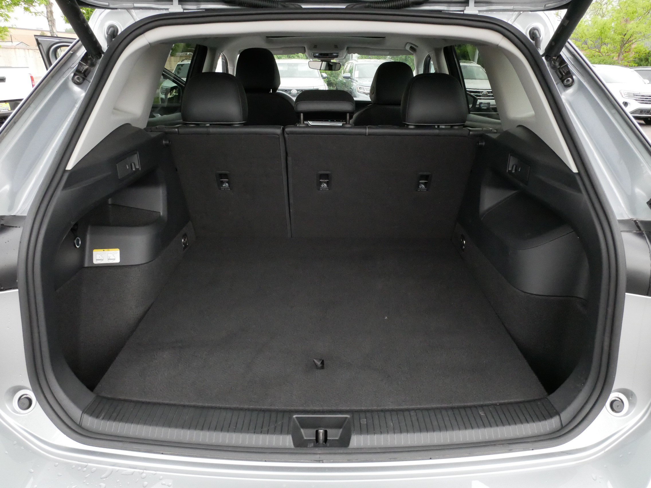 Certified 2025 Volkswagen Tiguan SE w/ Panoramic Sunroof Package AWD/4WD image 18