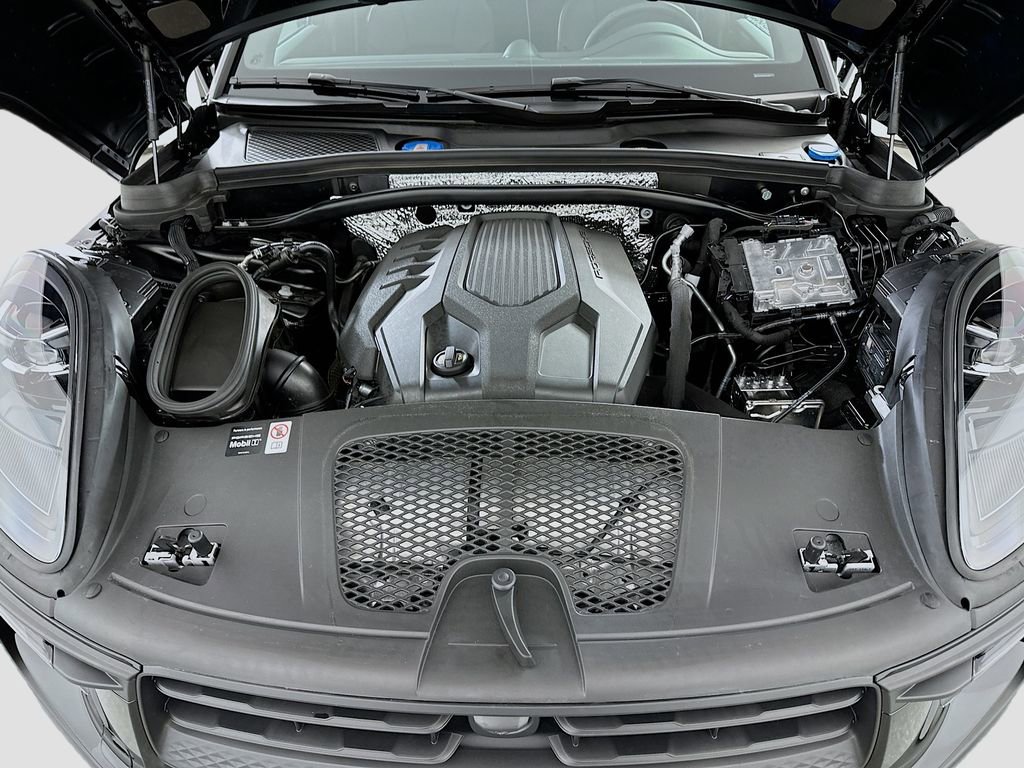 Used 2025 Porsche Macan image 32