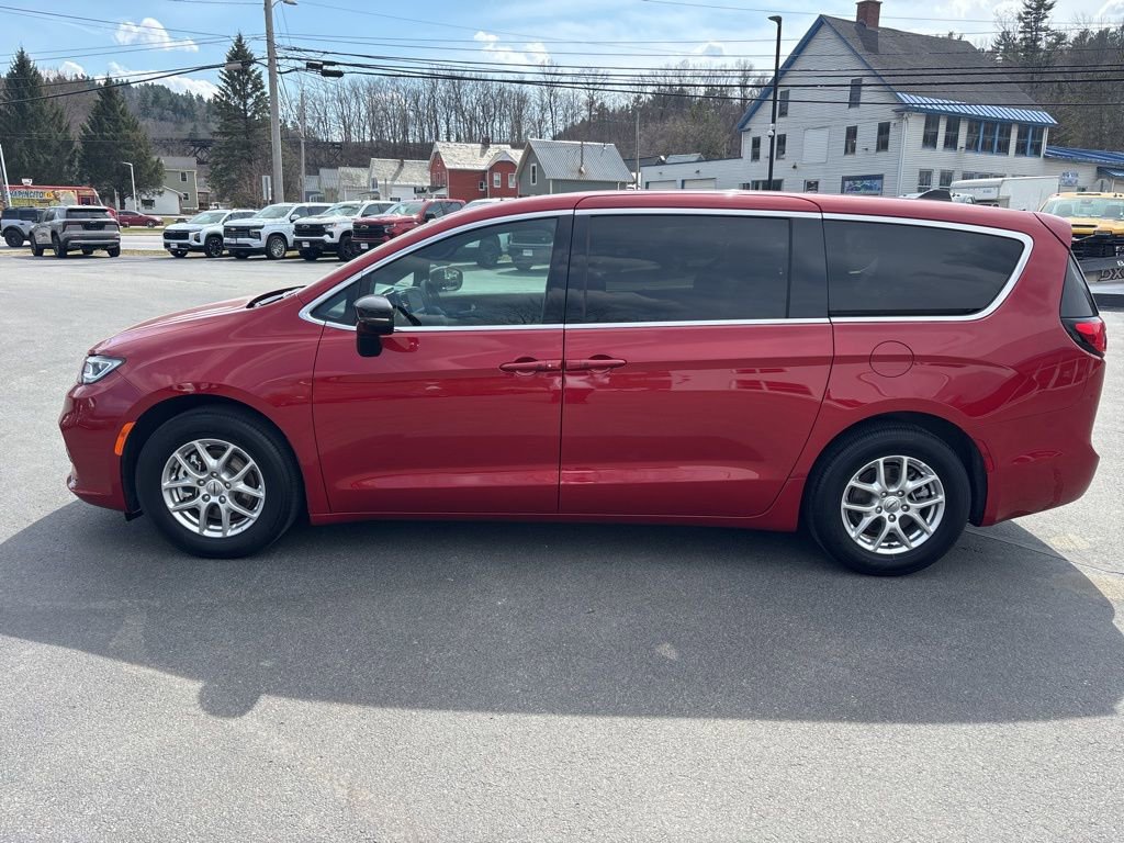 Used 2025 Chrysler Pacifica Select image 2