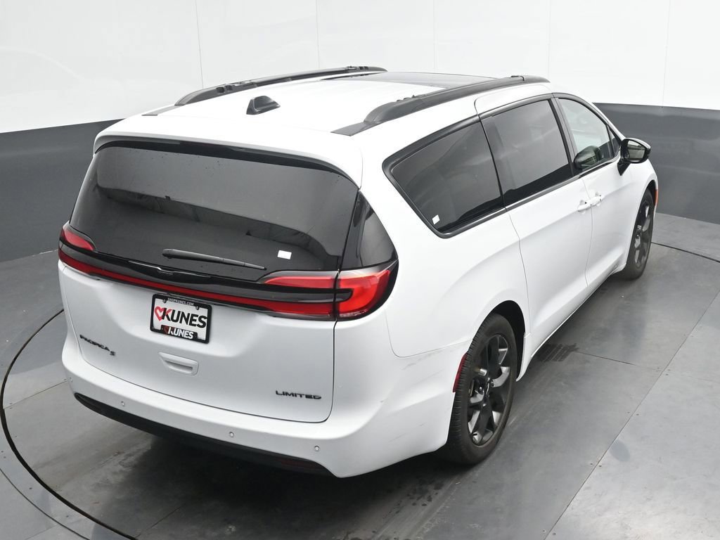 Used 2025 Chrysler Pacifica Limited image 38