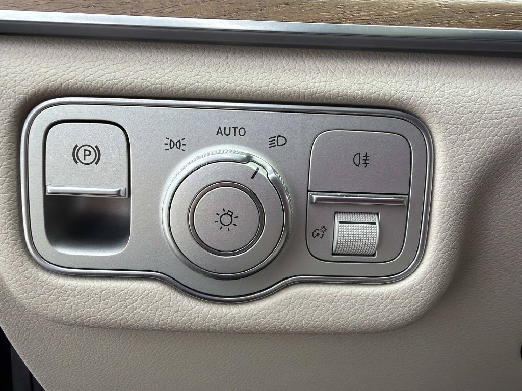 Used 2025 Mercedes-Benz GLS 450 4MATIC w/ AMG Line Exterior image 14