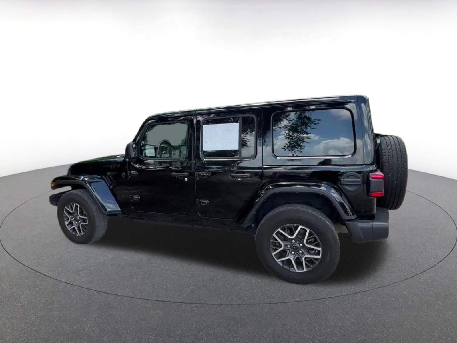 Used 2025 Jeep Wrangler Unlimited Sahara AWD/4WD image 11