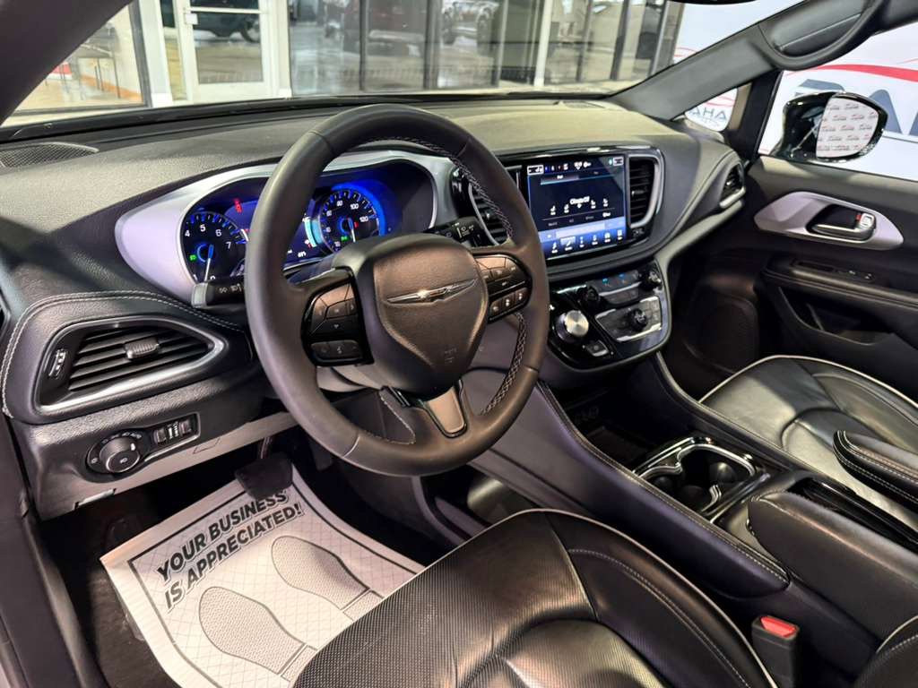 Used 2025 Chrysler Pacifica Limited FWD image 29