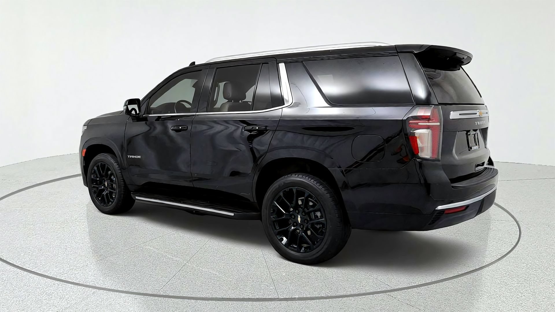 Used 2023 Chevrolet Tahoe LT w/ Luxury Package AWD/4WD image 3