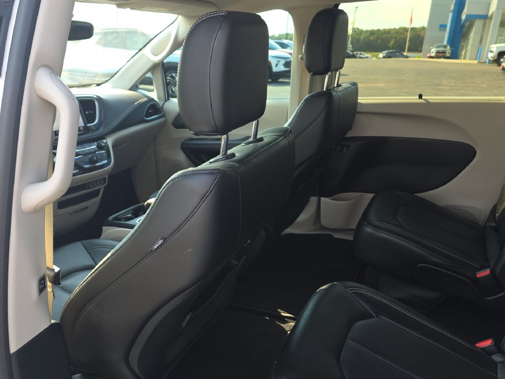 Used 2024 Chrysler Pacifica Touring-L FWD image 26
