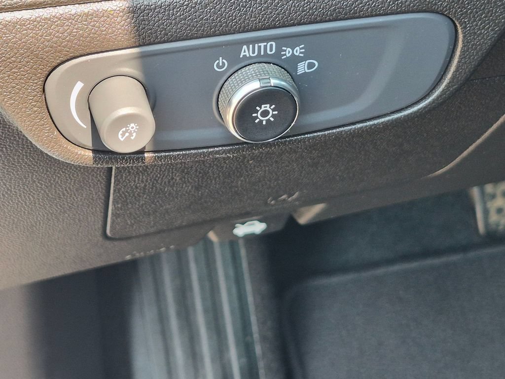 Used 2022 Chevrolet Bolt EUV LT w/ Convenience Package FWD image 15