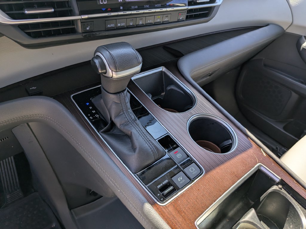 Used 2022 Toyota Sienna XLE FWD image 28