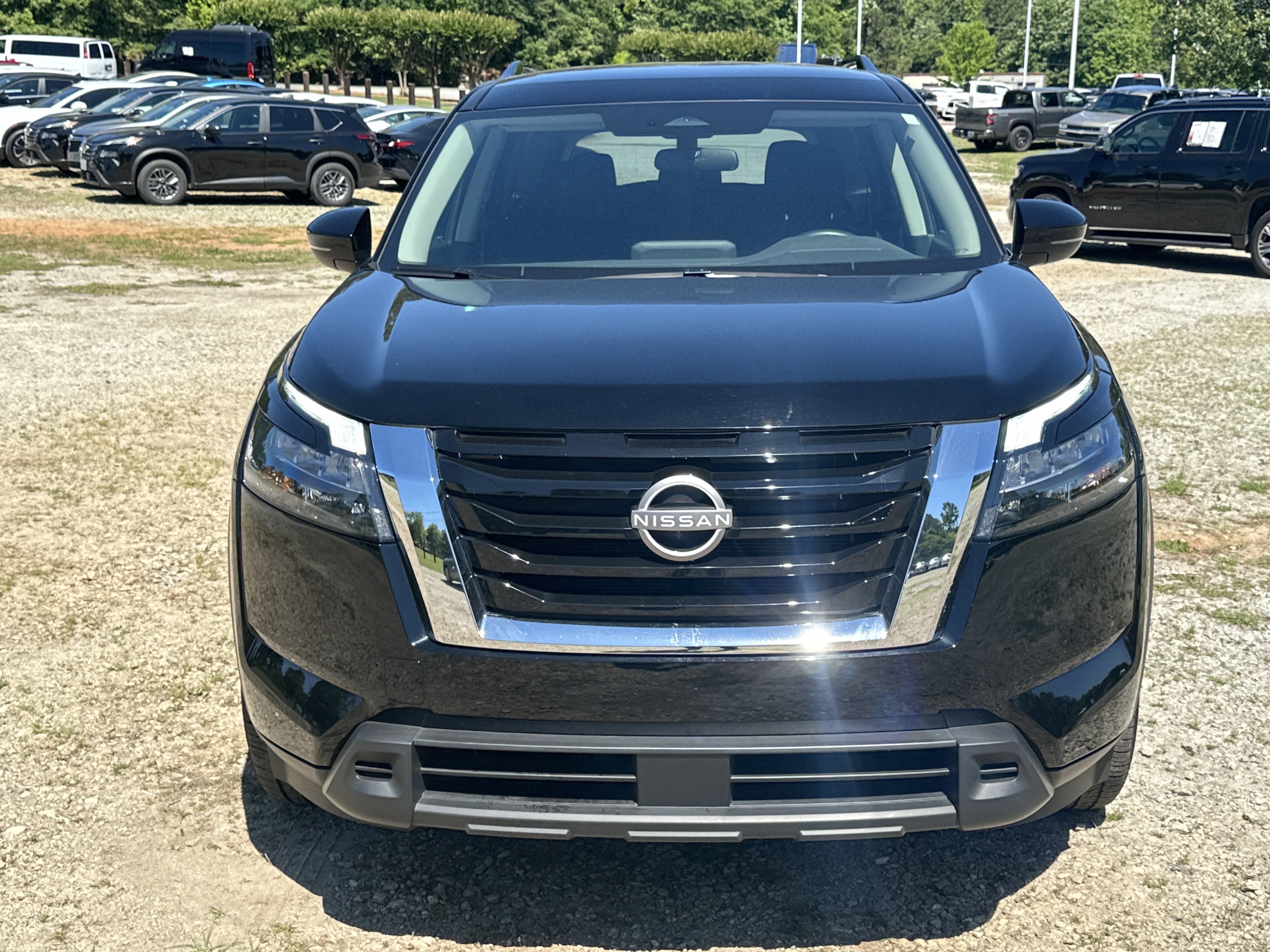 Used 2025 Nissan Pathfinder SV FWD image 2