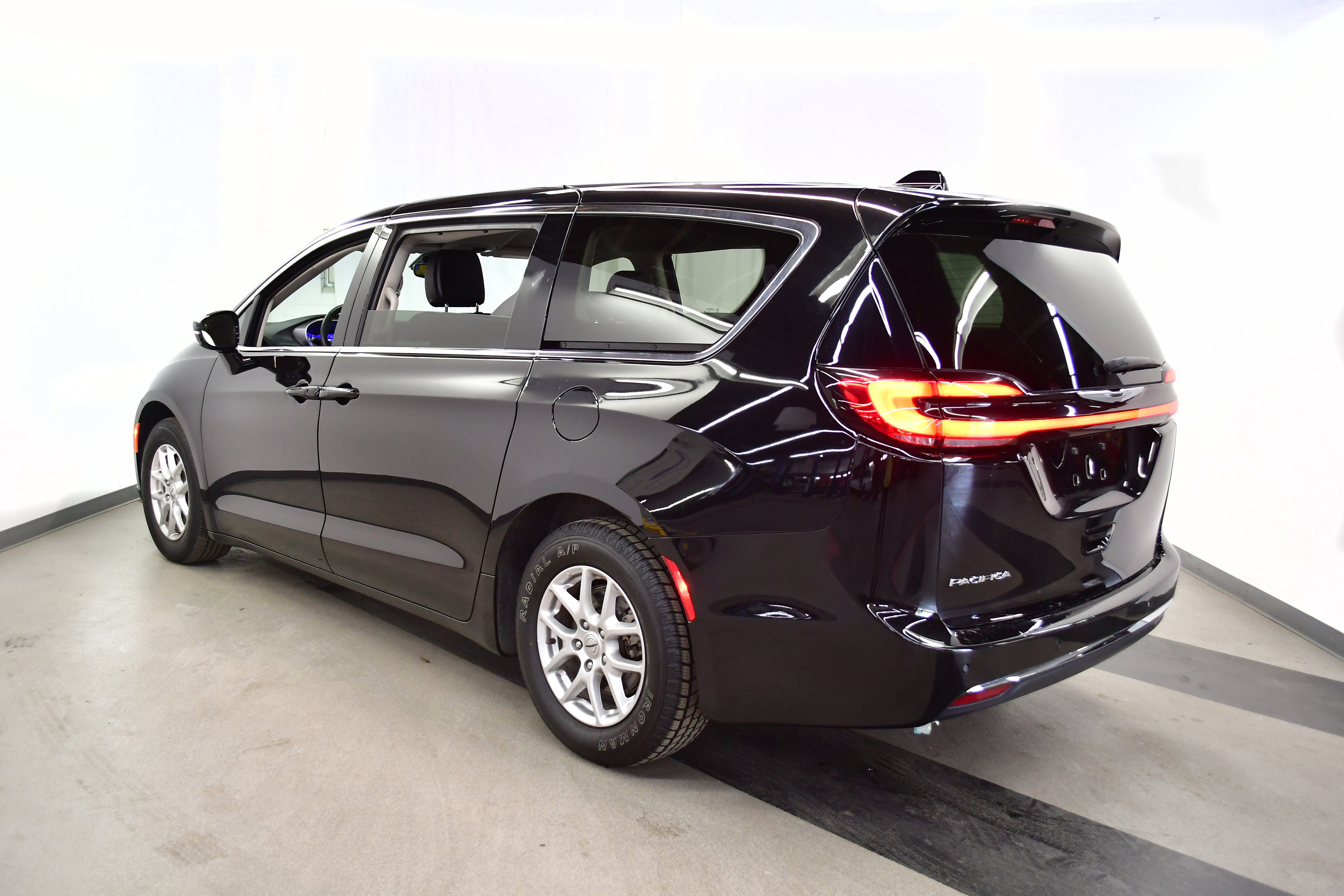 Used 2025 Chrysler Pacifica Select FWD image 5