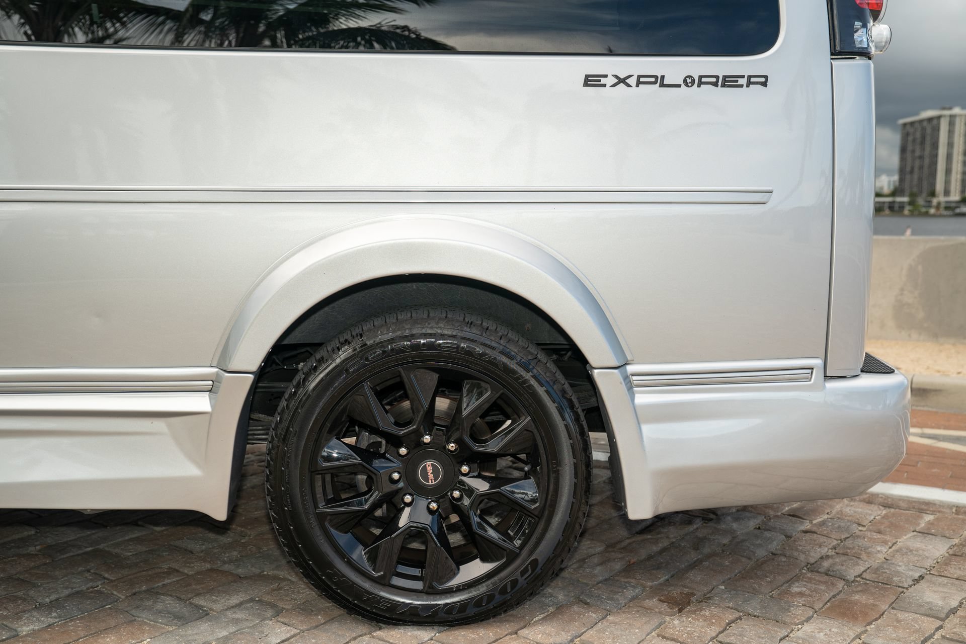 Used 2022 GMC Savana 2500 Extended RWD image 17