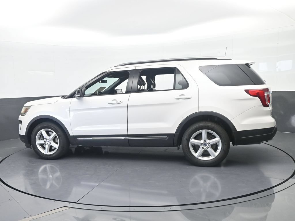 Used 2018 Ford Explorer XLT w/ Equipment Group 202A FWD image 3