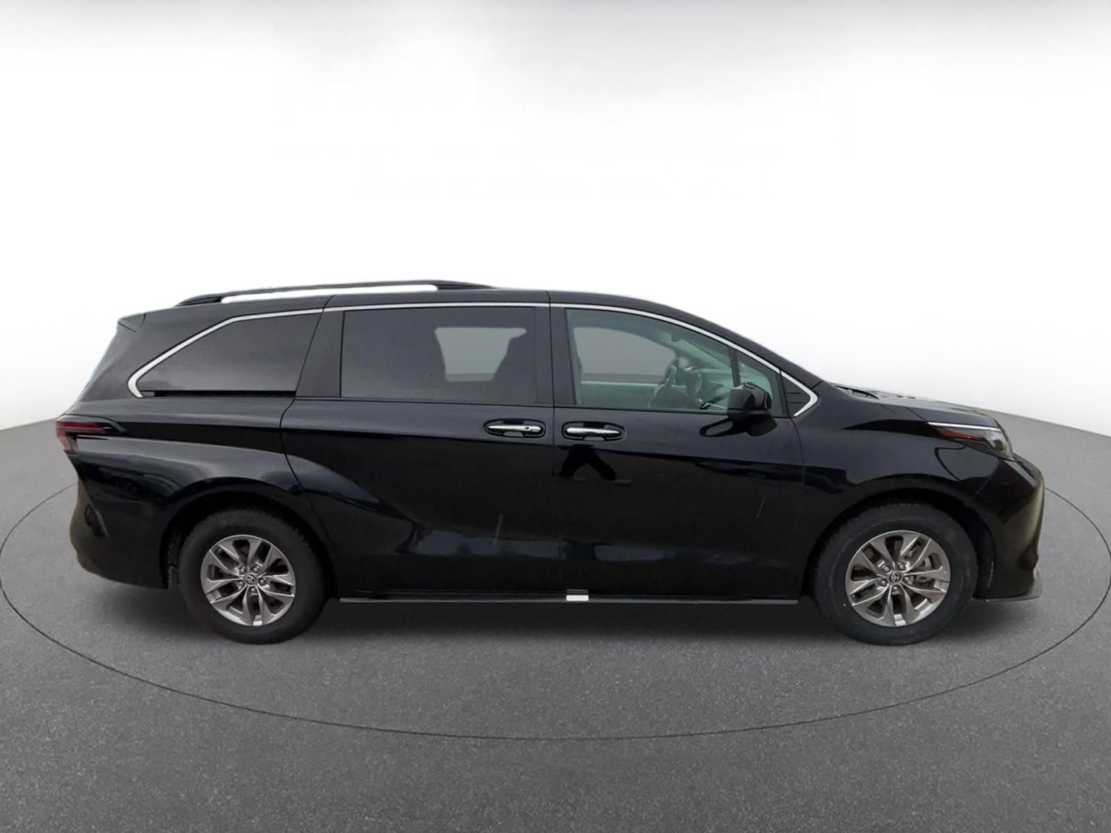 Used 2024 Toyota Sienna XLE FWD image 16