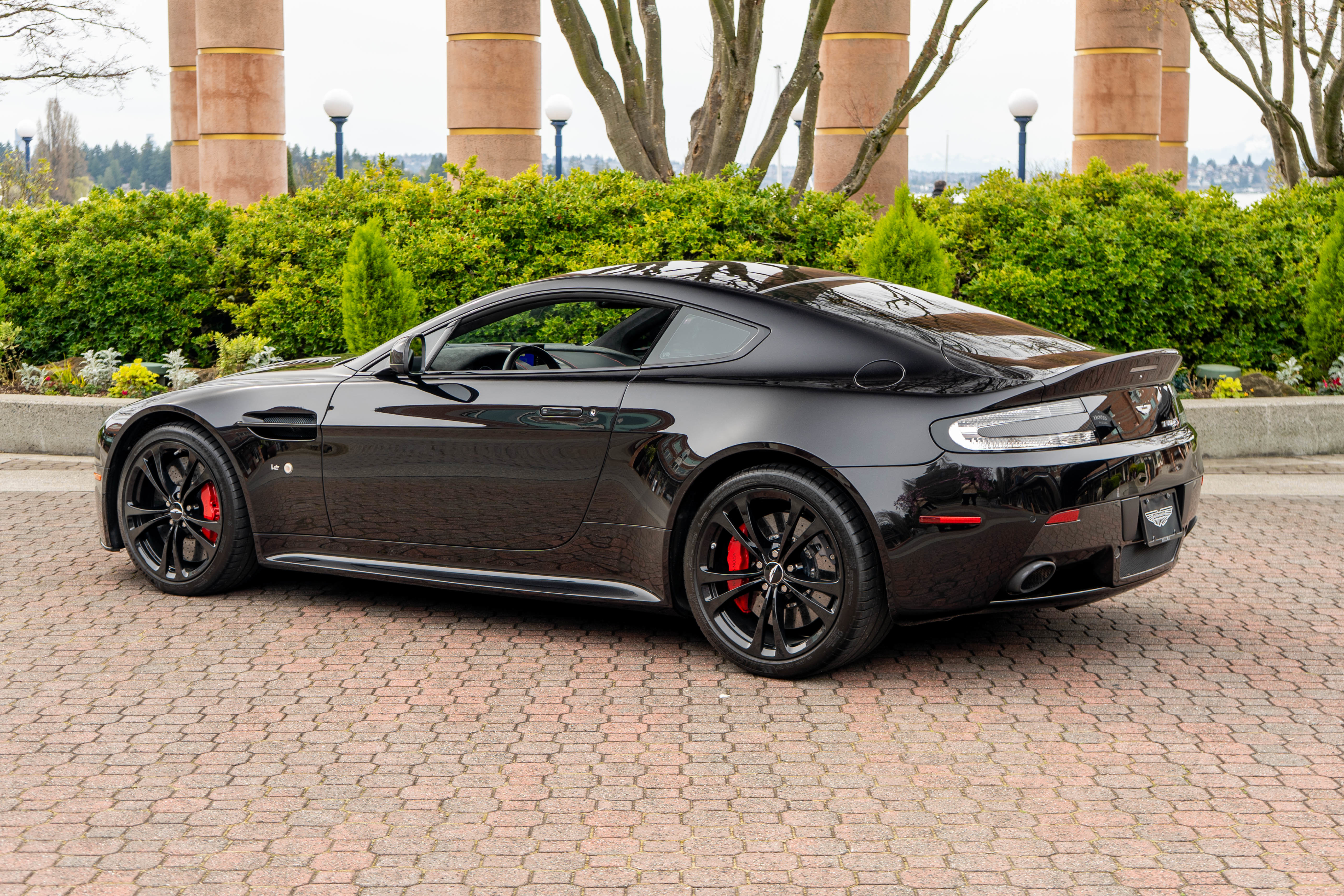 Used 2015 Aston Martin V12 Vantage S image 2