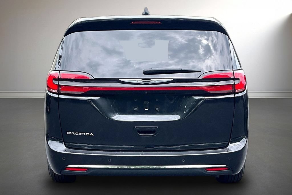 Used 2023 Chrysler Pacifica Touring-L FWD image 6