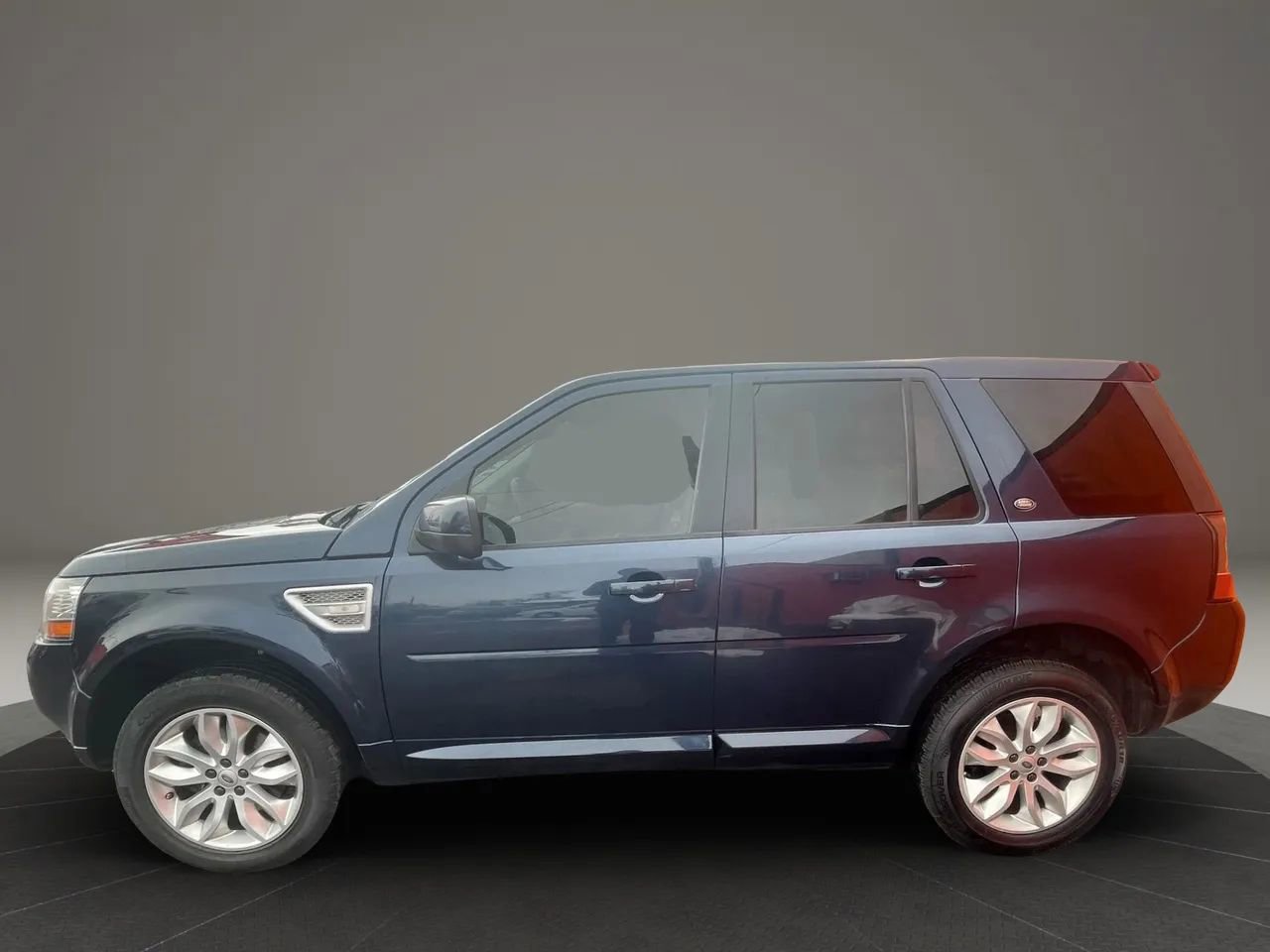 Used 2013 Land Rover LR2 HSE image 3