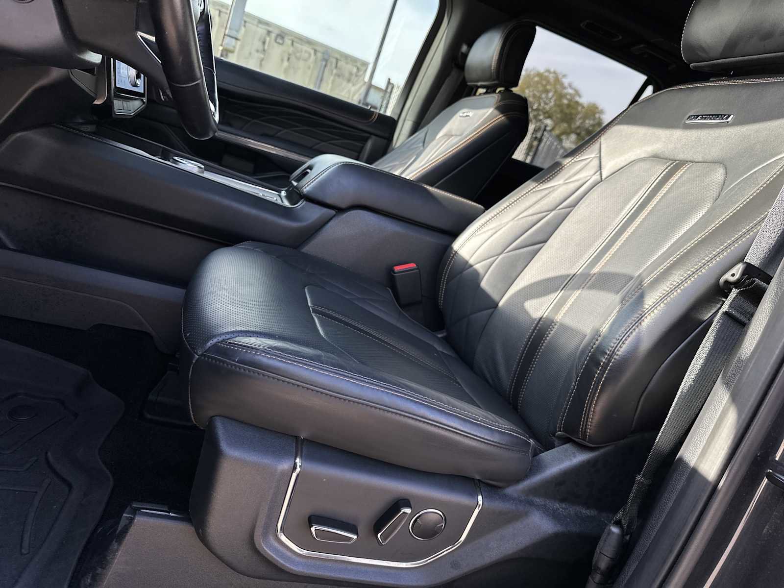 Used 2022 Ford Expedition Platinum image 9