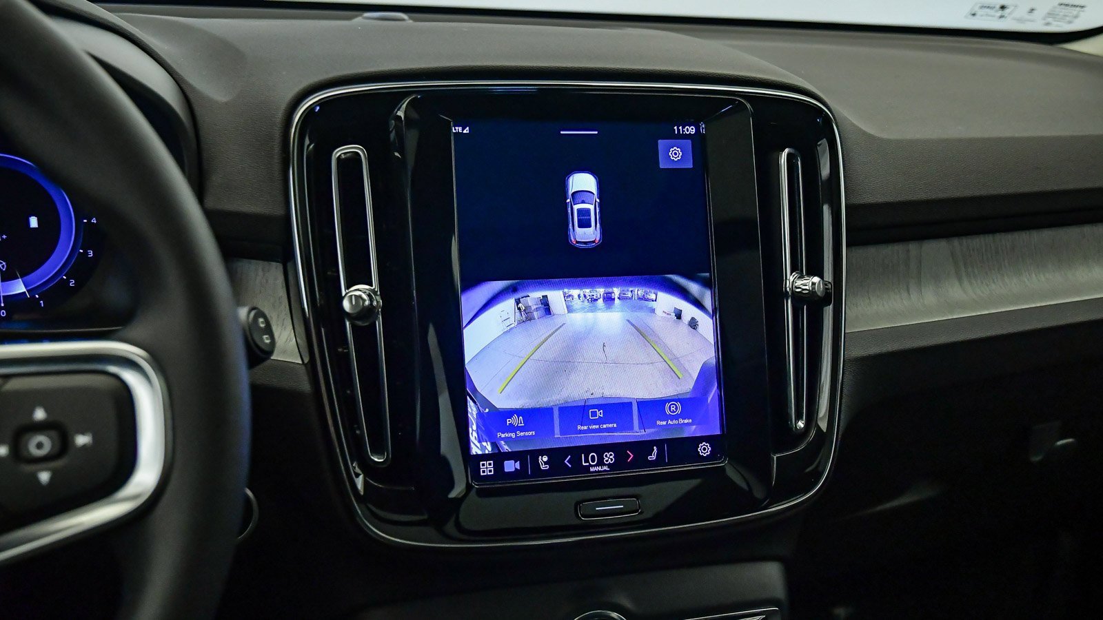 Certified 2025 Volvo XC40 B5 Core w/ Protection Package Premier image 25