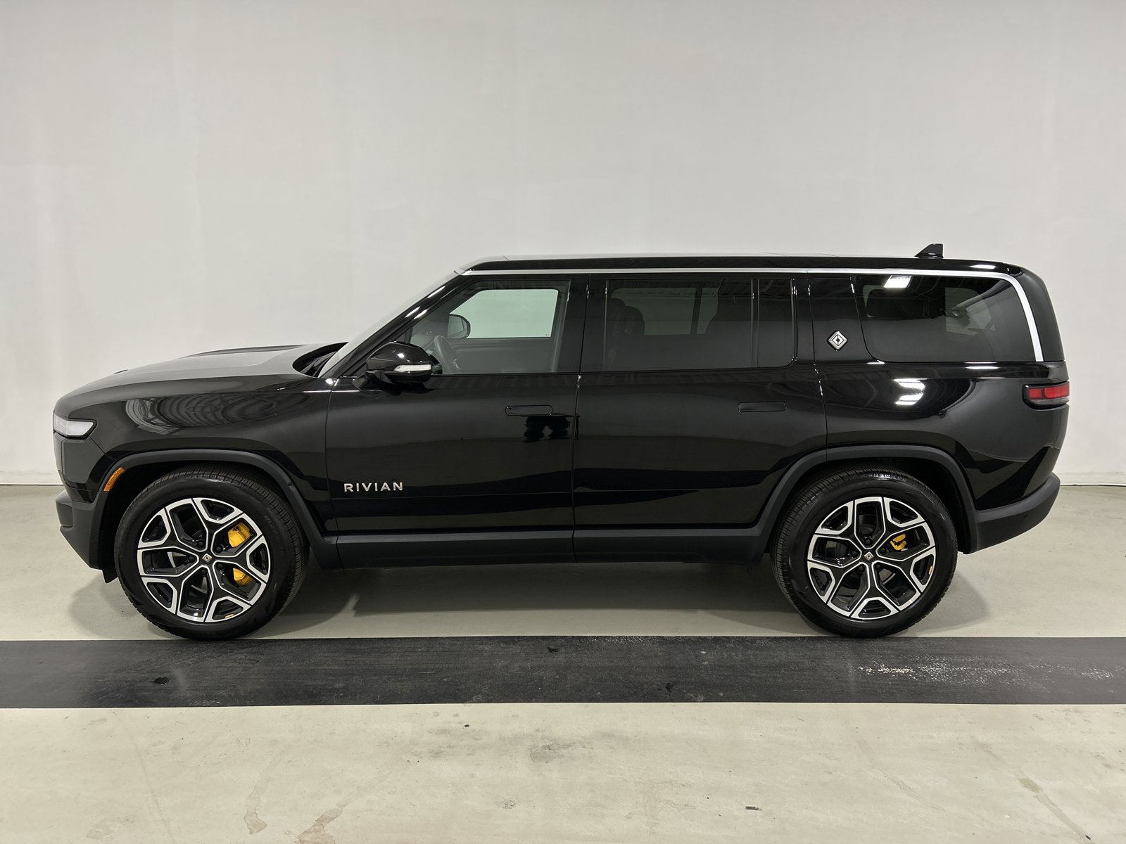 Used 2024 Rivian R1S Adventure AWD/4WD image 2