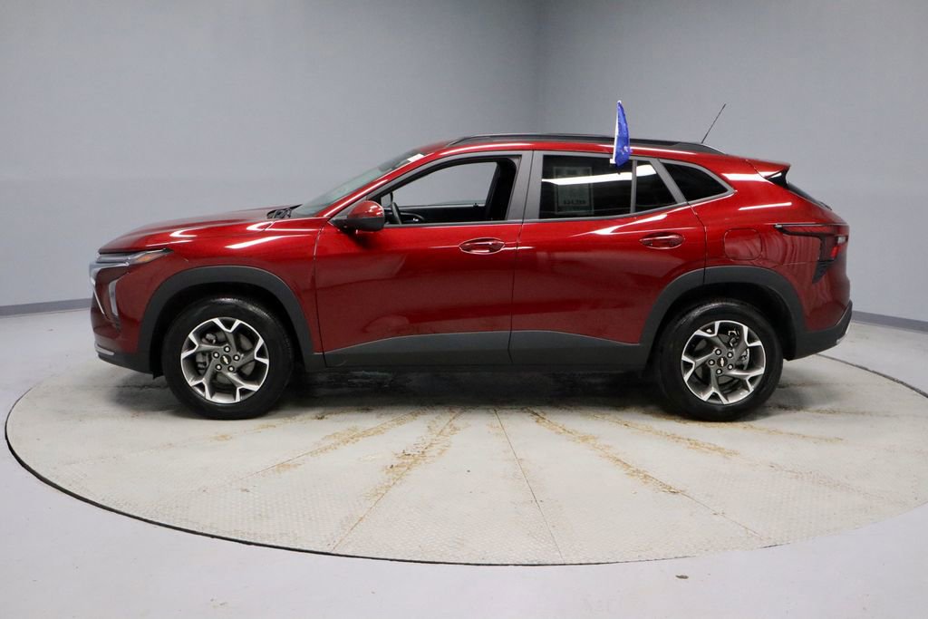 Used 2025 Chevrolet Trax LT w/ LT Convenience Package image 8