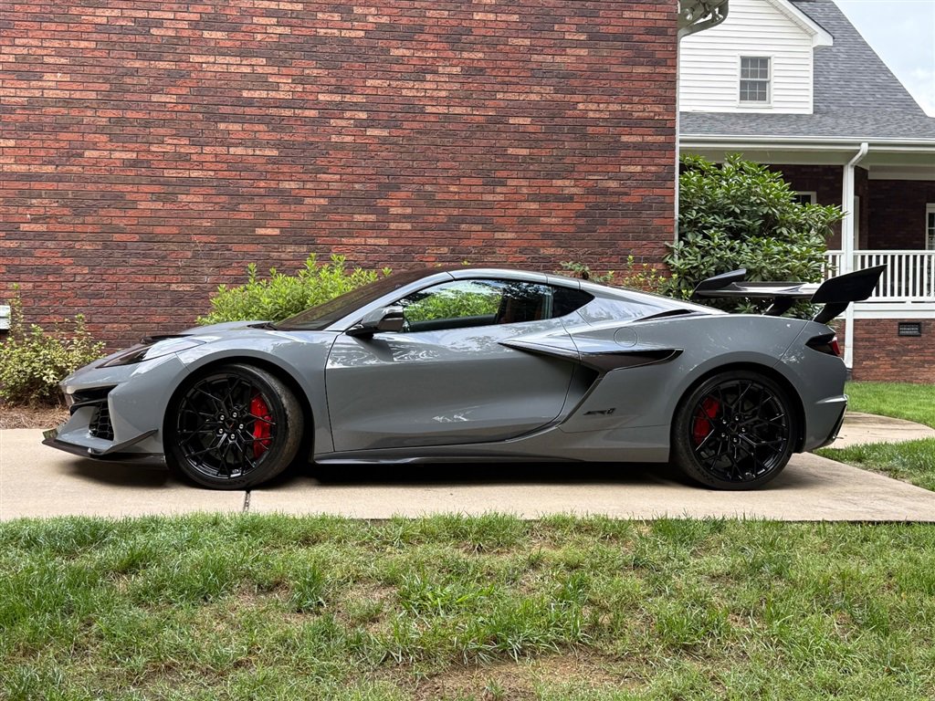 Used 2025 Chevrolet Corvette ZR1 w/ ZR1 Carbon Fiber Aero Package image 4