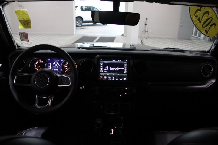 Used 2023 Jeep Gladiator Overland AWD/4WD image 2