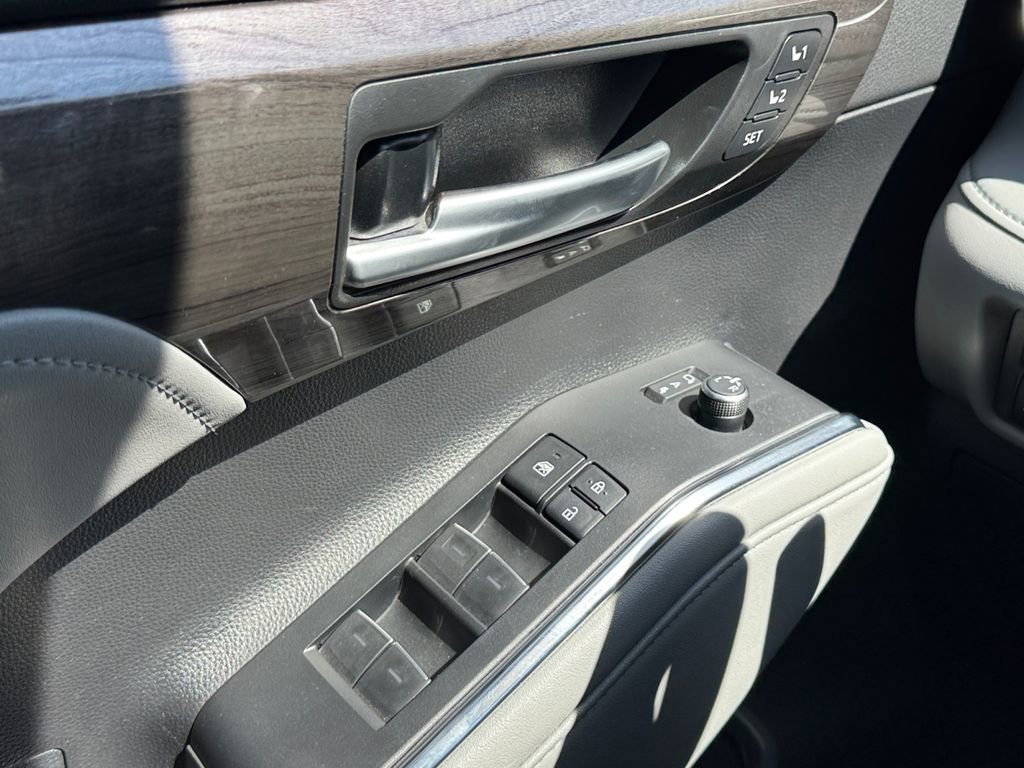 Used 2023 Toyota Highlander Limited AWD/4WD image 11