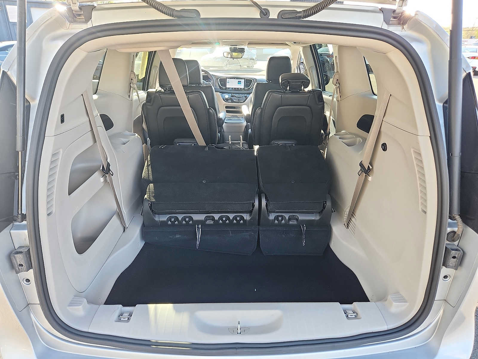 Used 2024 Chrysler Pacifica Touring-L FWD image 27