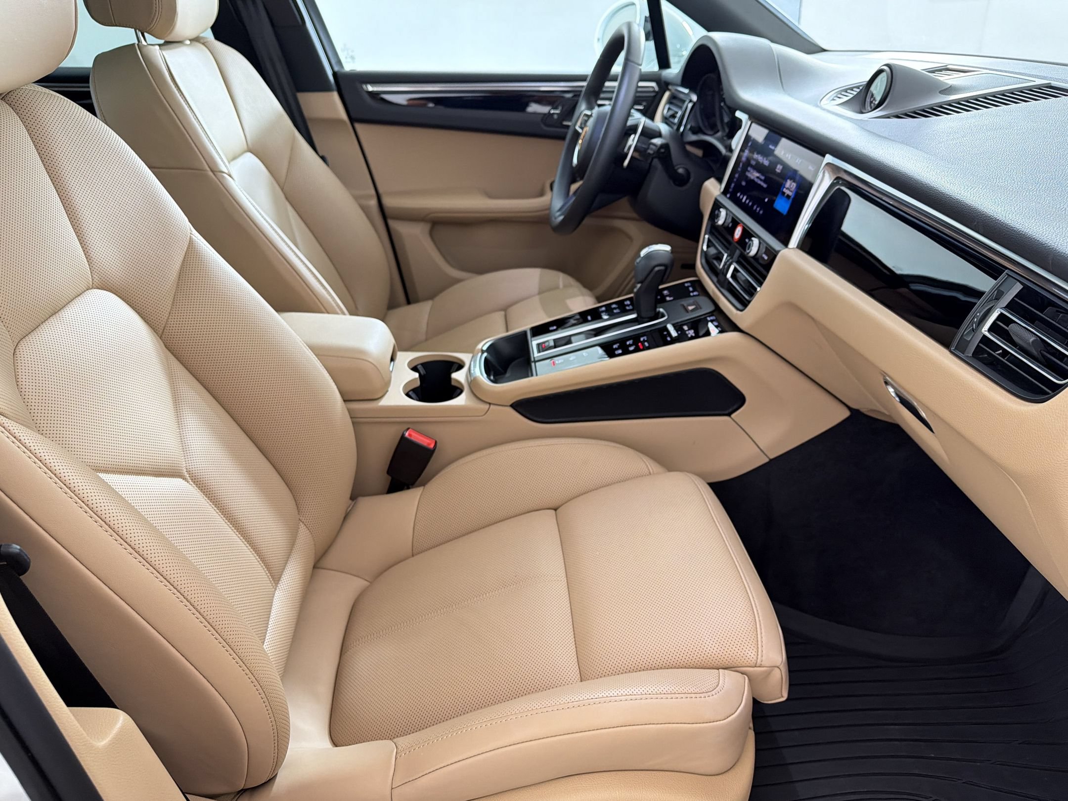 Certified 2025 Porsche Macan AWD/4WD image 32