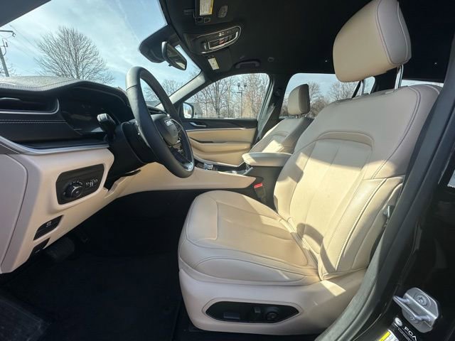 Used 2025 Jeep Grand Cherokee L Limited w/ Black Appearance Package image 18