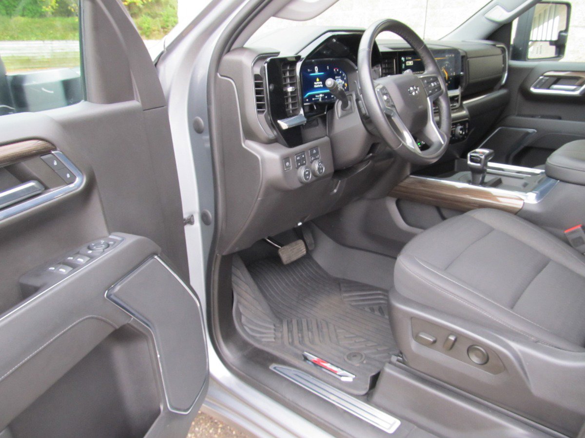 Used 2023 Chevrolet Silverado 1500 RST image 2