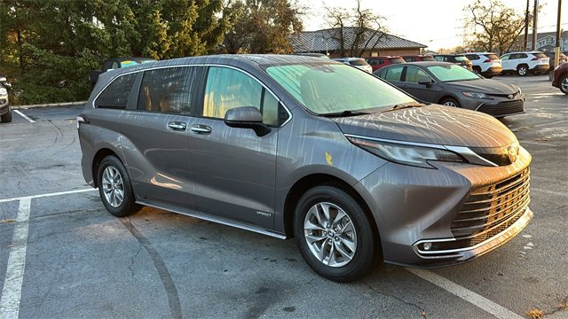 Used 2021 Toyota Sienna XLE image 25