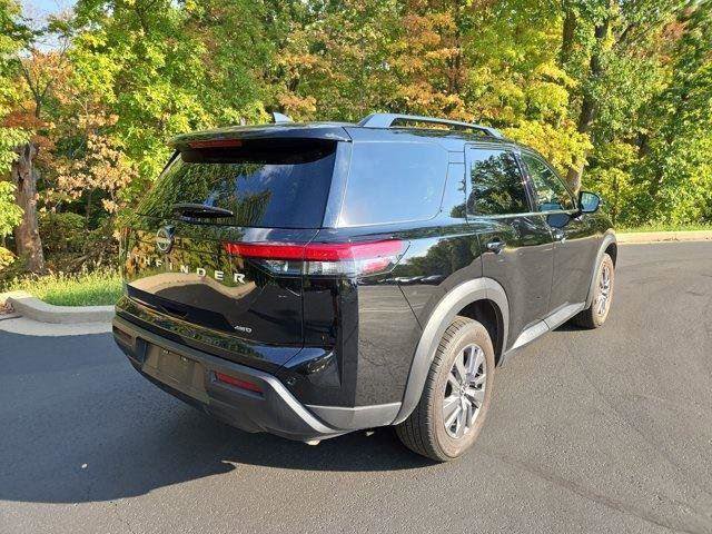 Used 2025 Nissan Pathfinder SV image 3