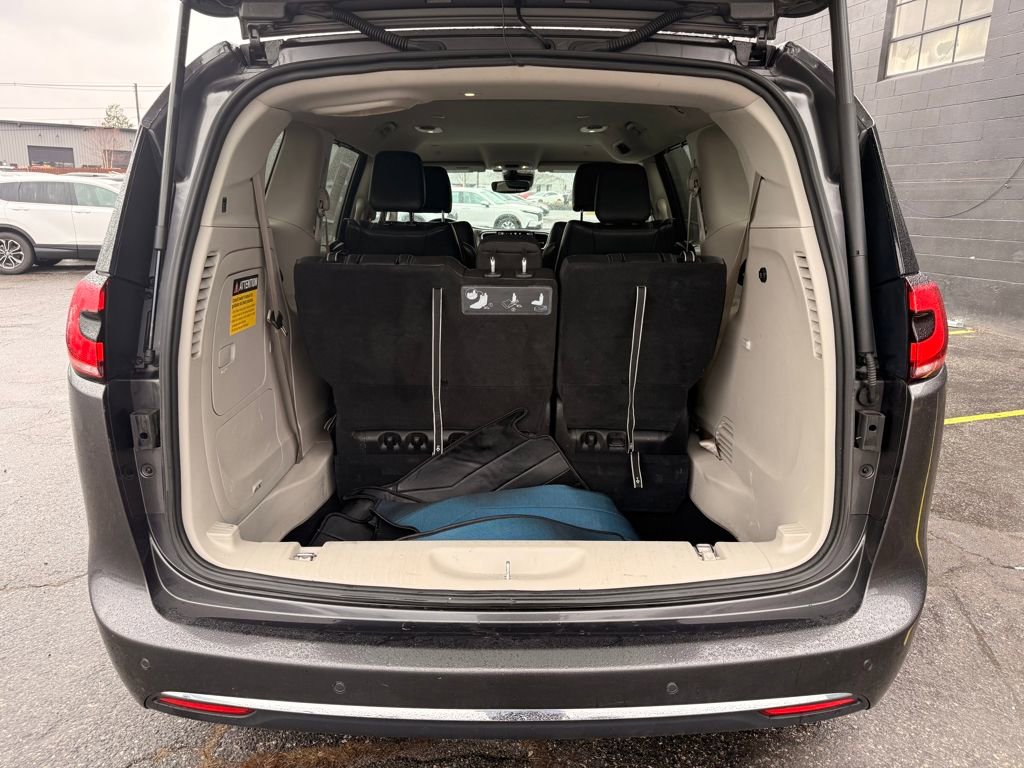 Used 2021 Chrysler Pacifica Touring-L image 13