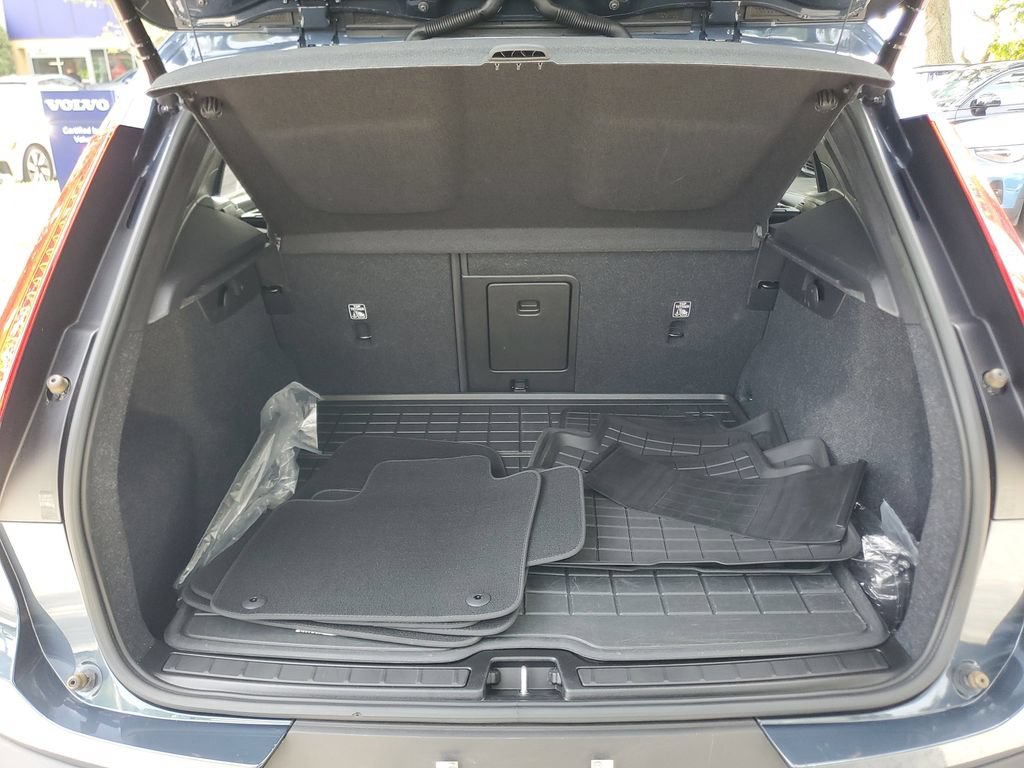 Certified 2022 Volvo XC40 T4 Momentum w/ Premium Package FWD image 10