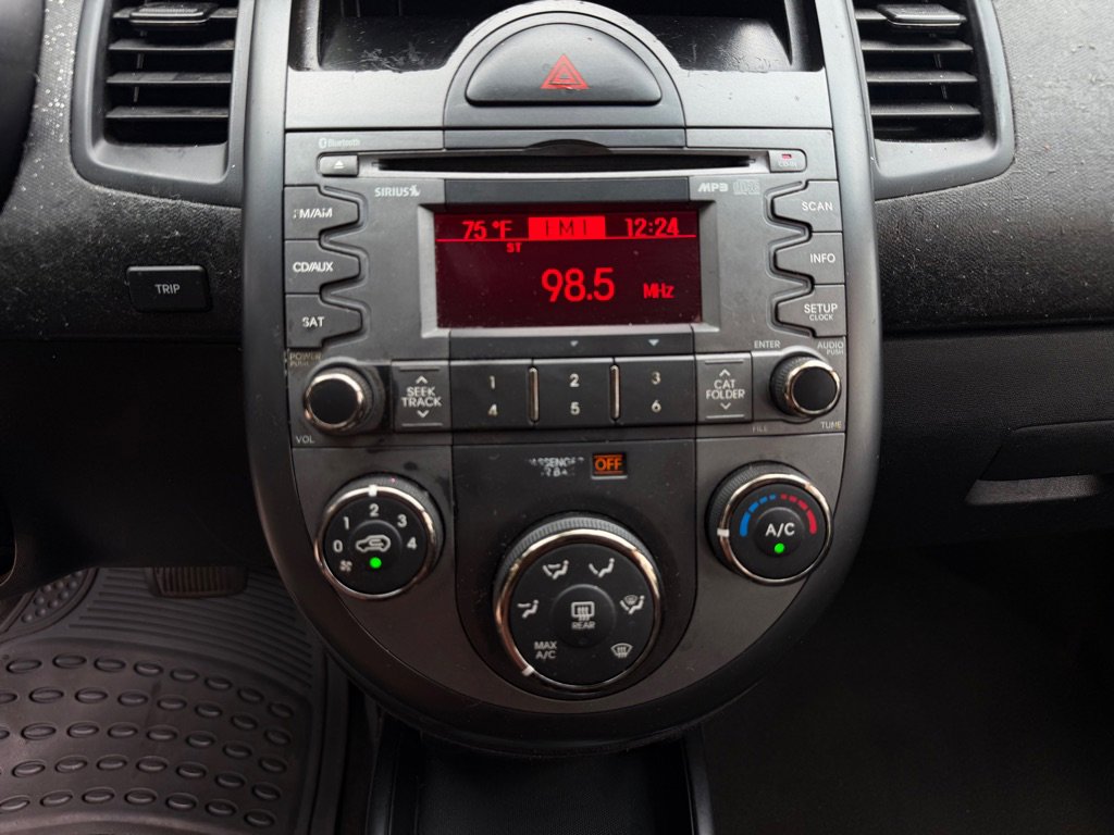 Used 2011 Kia Soul + FWD image 18