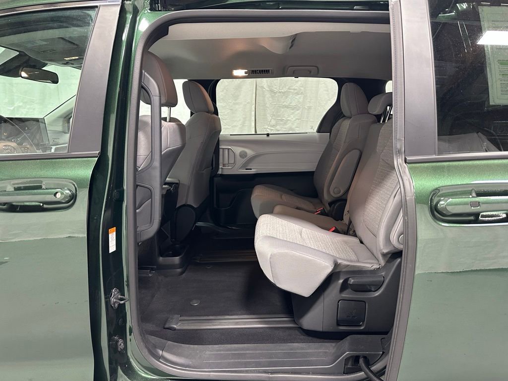 Used 2025 Toyota Sienna LE FWD image 44