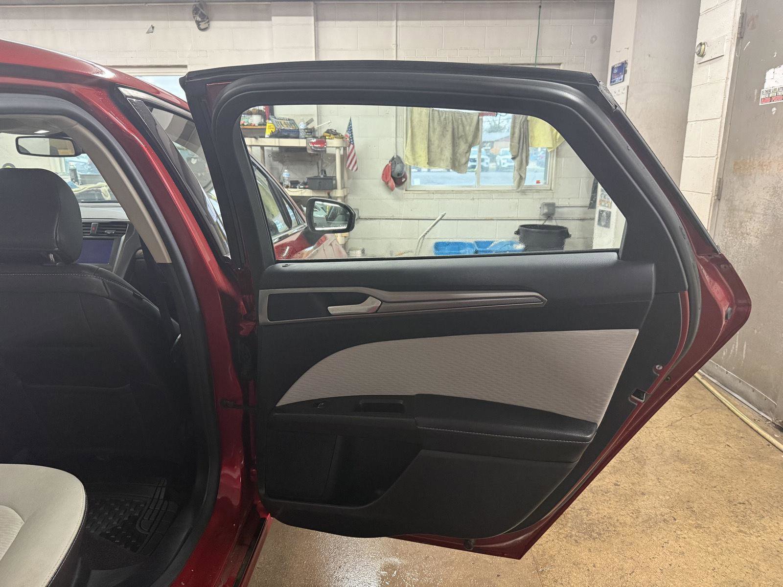 Used 2020 Ford Fusion SE w/ Equipment Group 151A image 24