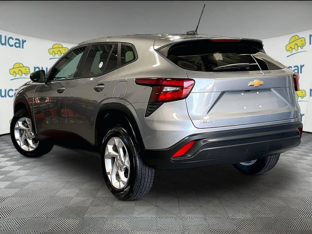 Used 2024 Chevrolet Trax LS w/ LS Convenience Package FWD image 4