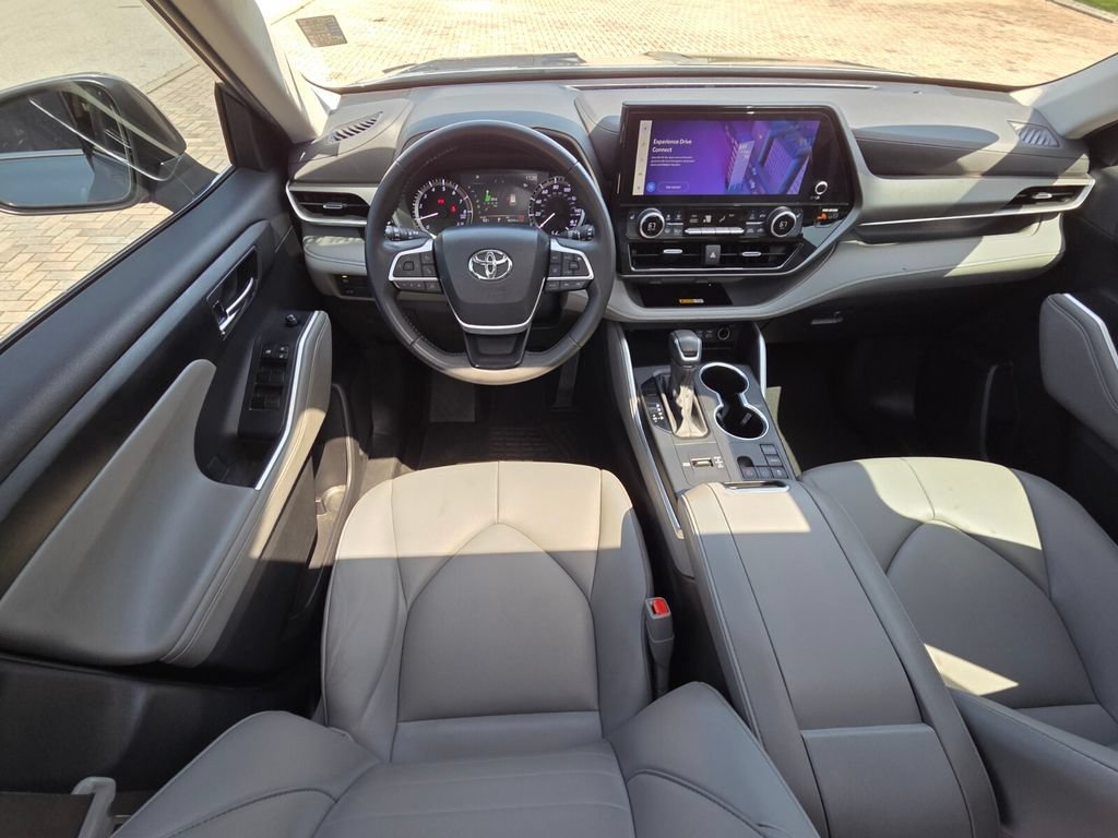 Used 2024 Toyota Highlander XLE FWD image 6