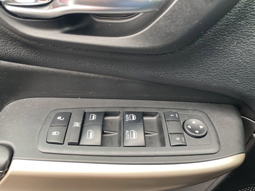 Used 2018 Jeep Cherokee Limited image 29