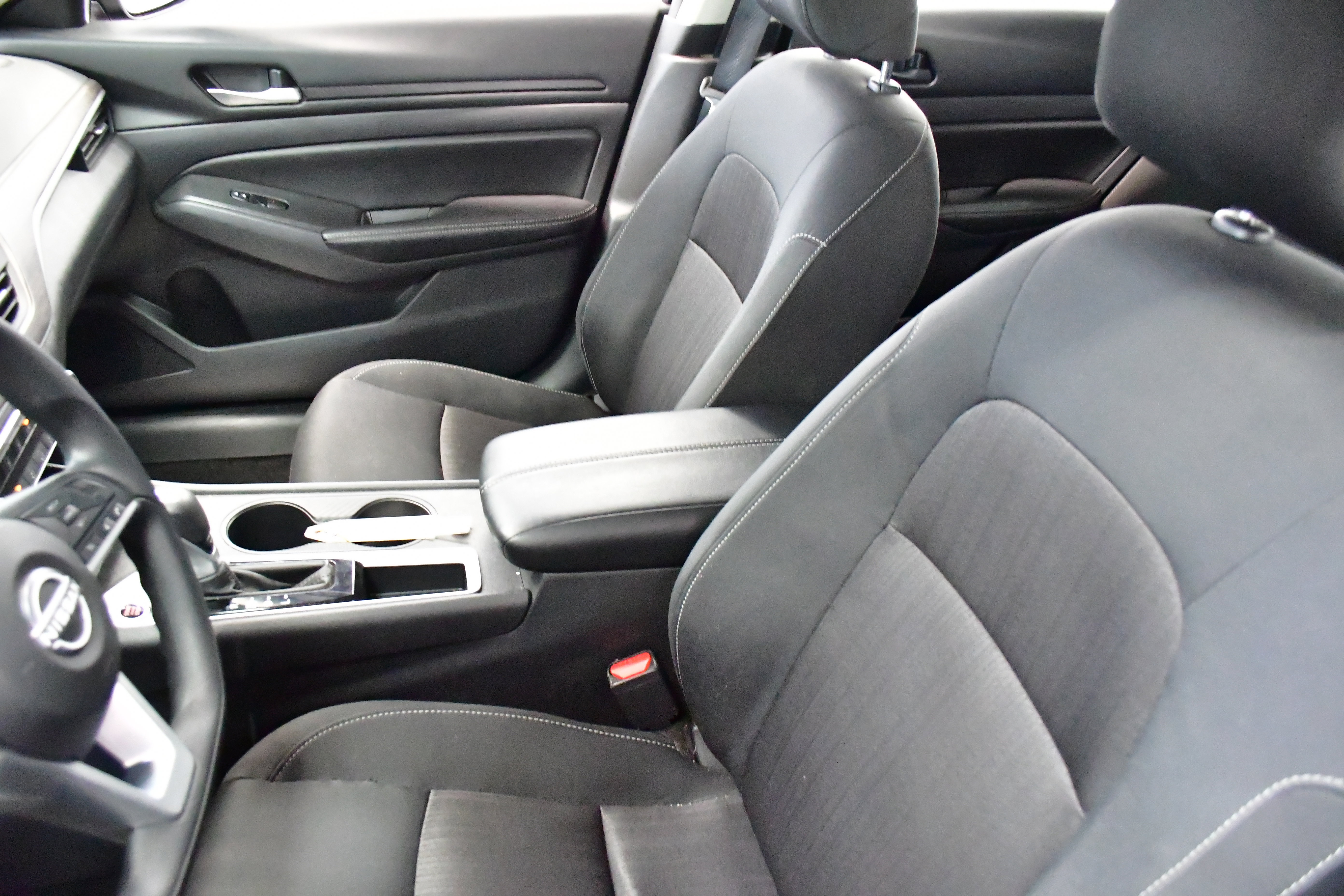 Used 2025 Nissan Altima 2.5 SV FWD image 9