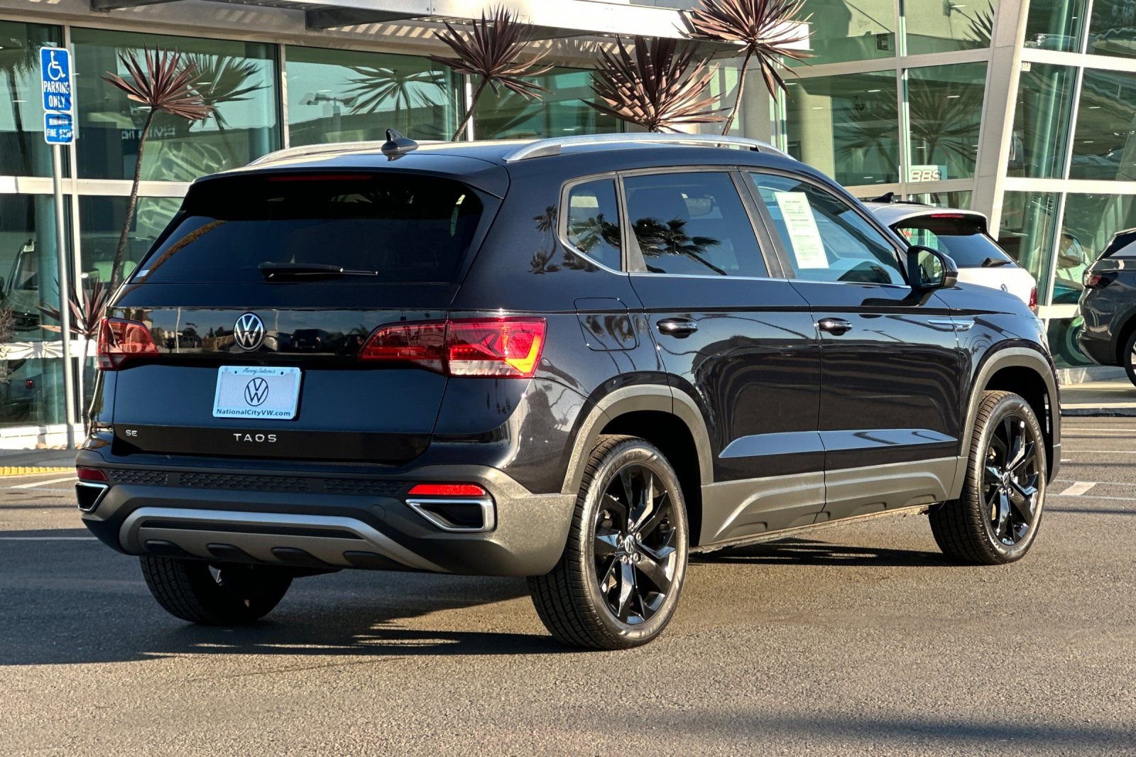Used 2023 Volkswagen Taos SE w/ Black Wheel Package FWD image 5