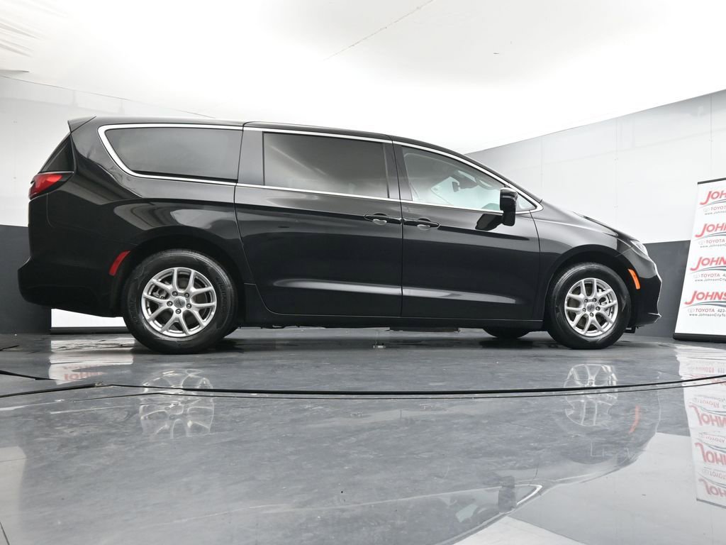 Used 2024 Chrysler Pacifica Touring-L image 38