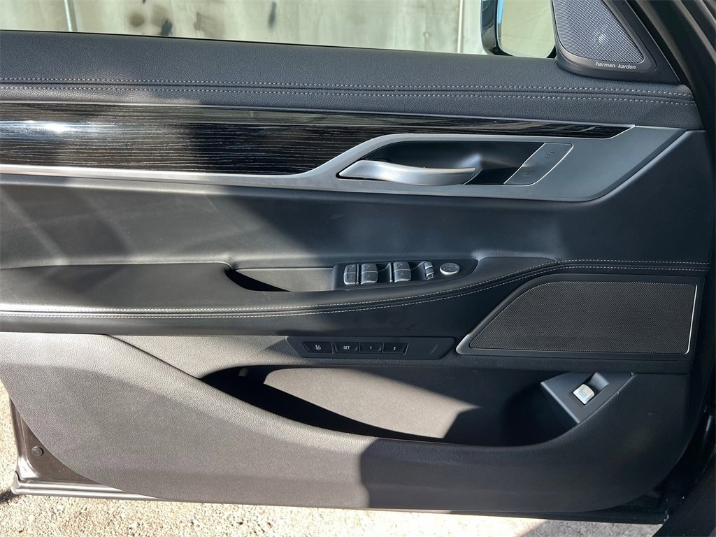 Used 2022 BMW 740i image 25