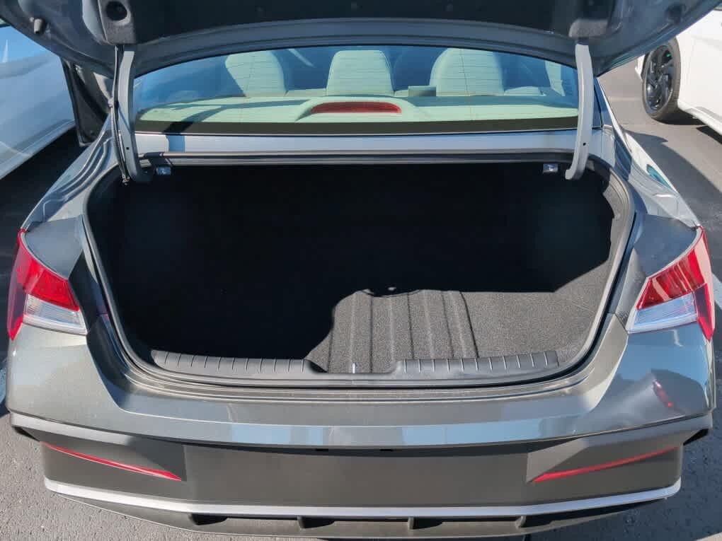 New 2026 Hyundai Elantra SE FWD image 17
