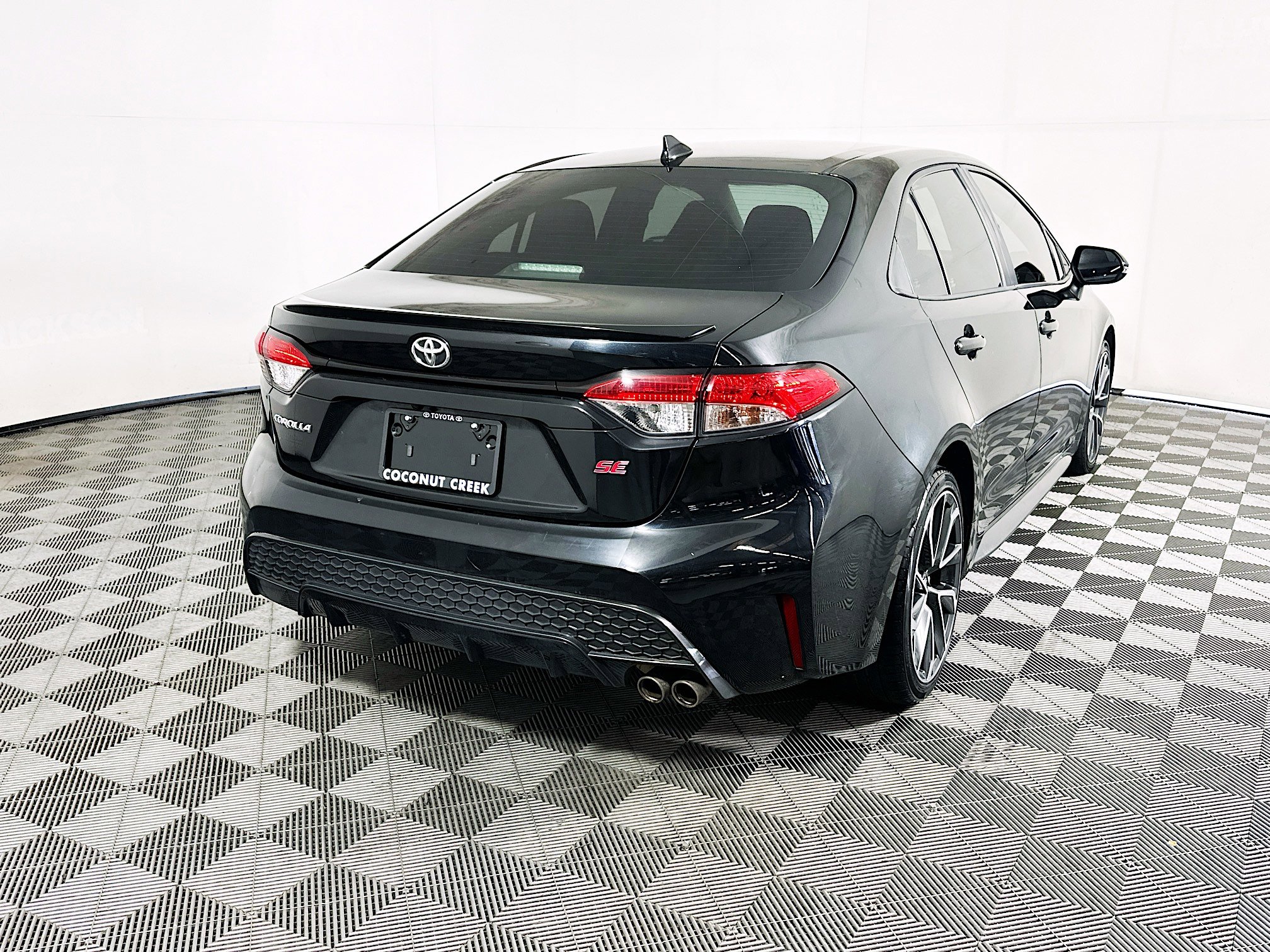 Used 2020 Toyota Corolla SE FWD image 3