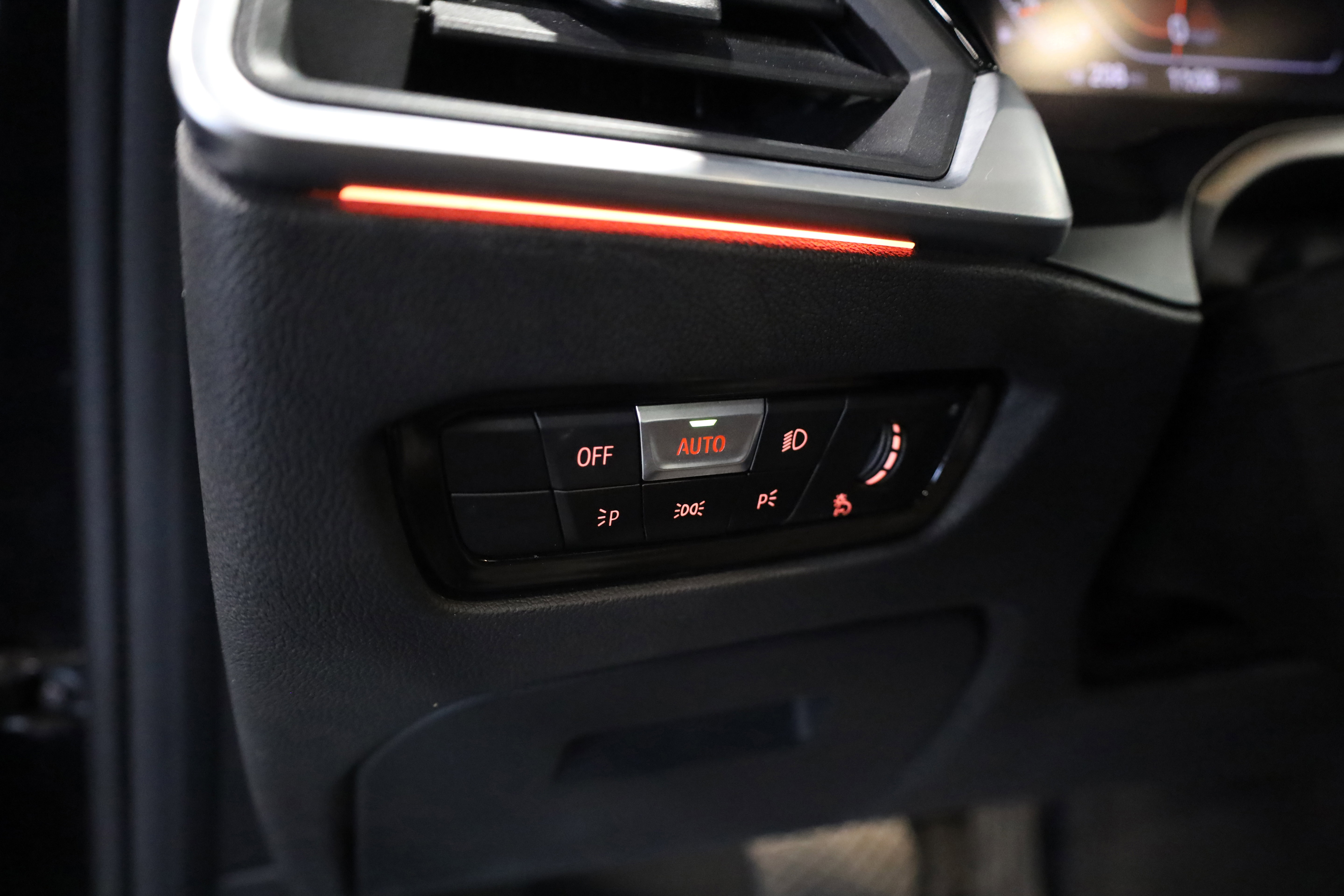 Used 2020 BMW 330i xDrive Sedan w/ Premium Package image 19